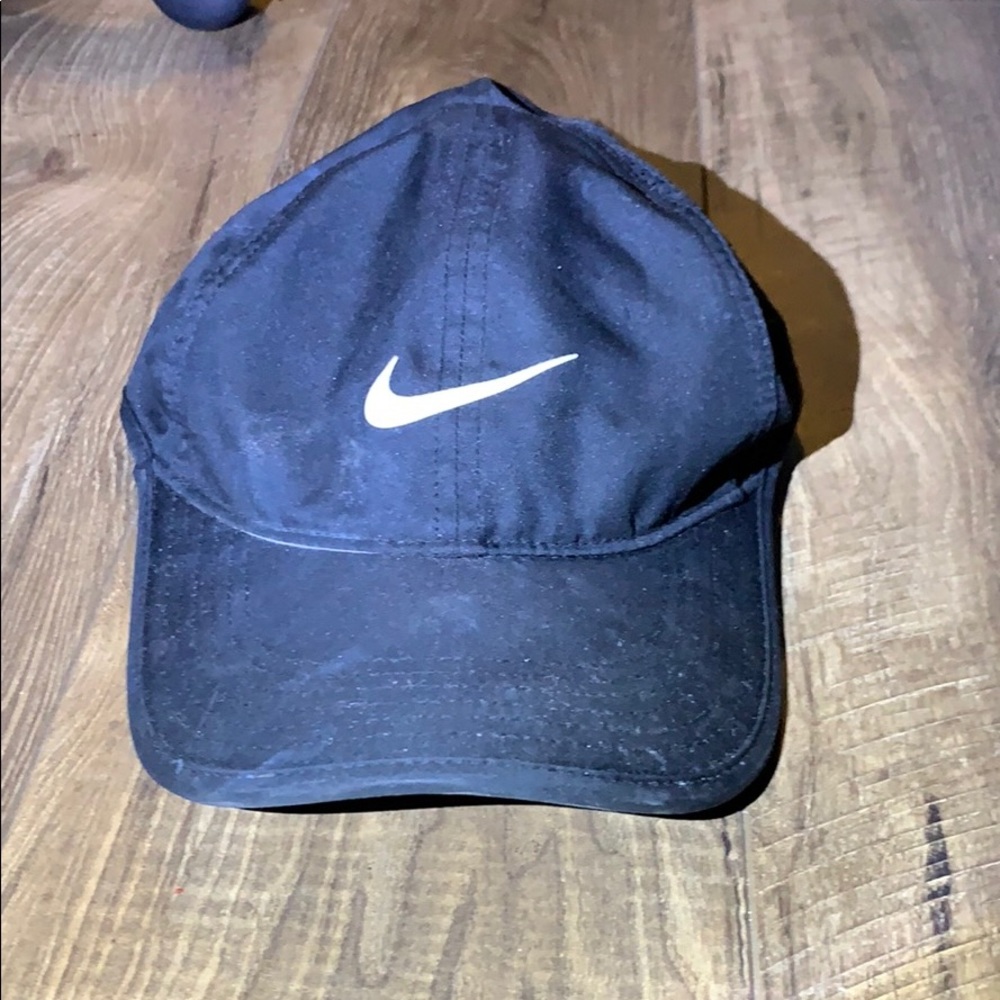 Black nike running hat